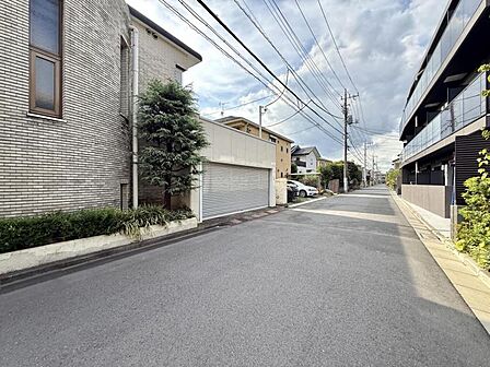 【周辺環境】周囲が遮るもののないオープンな空間になっており、車側からも歩行者側からもお互いが視界に入りやすいです。