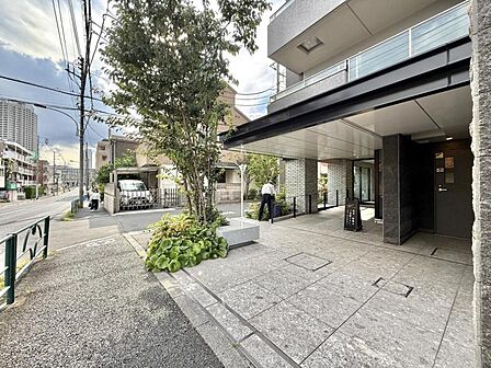 【エントランス】住む人や訪れる人を室内へと優しくエスコートします。