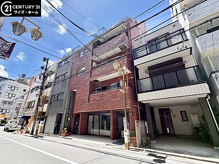 【外観】 陽光をたっぷりと取り込む明るい住空間。圧迫感がなく街並みに馴染む落ち着いた佇まい。