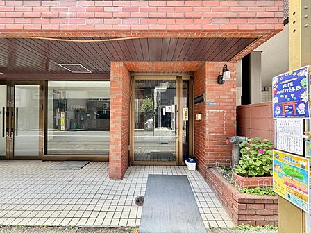 【エントランス】 しっかりと管理が行き届き開放感があり明るいマンションの顔