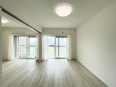 【洋室：6.3帖】リビングから見守りのしやすい洋室はお子さまの遊び部屋にも適しています。元気に遊ぶお子さまと一緒に寛げる間取りです。
