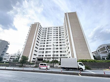 【外観】端正なフォルムが印象に残る建物デザイン。