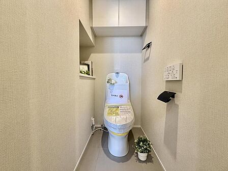 【トイレ】凹凸の少ない内装とシンプルな設計で、汚れがたまりにくく、さっと拭くだけで清潔に。