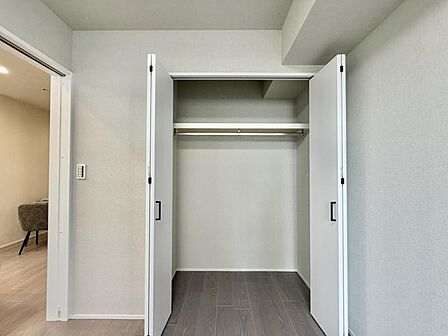 【洋室：5.6帖】静かな洋室は、仕事にも読書にもぴったり。家族の気配を感じながらも、集中できる“自分時間”を確保できます。