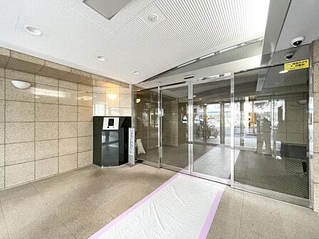 【エントランス】管理の良さが一目でわかる、清掃の行き届いた開放的なエントランス。