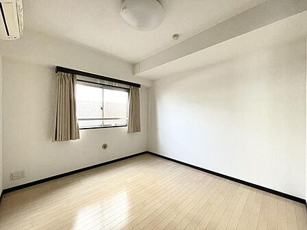 【洋室:6帖】シンプルで綺麗な形の居室は季節に合わせてインテリアを楽しみながらお住まいいただけます。