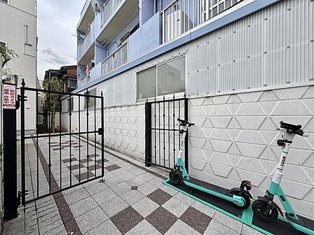【エントランス】清潔感のある明るいエントランスが、毎日の帰宅を心地よく迎えてくれます。