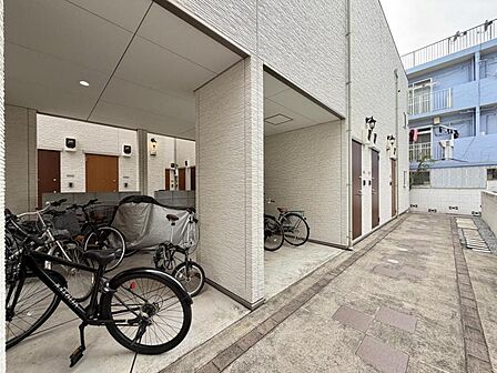 【駐輪場】建物内に整理された駐輪場があり、愛車の保管に便利。