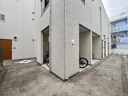 【駐輪場】屋内自転車置き場のため雨風の影響を受けにくく、保管環境も良好です。