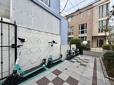 【エントランス】ゆとりあるフラットアプローチ。