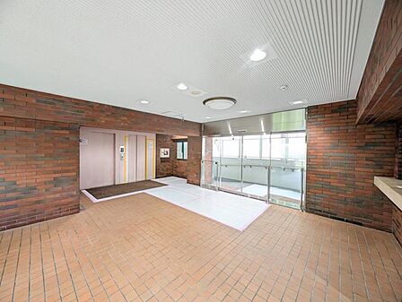 【エントランス】 いつも通る場所だからこそしっかりと清潔に保たれていると嬉しいものです