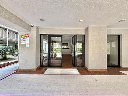 【エントランス】重厚な扉の向こうに広がる、プライベートな寛ぎへと続く道。