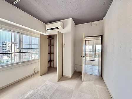 【洋室:5.3帖】窓が多く通風良好な住まい。