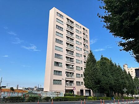 【外観】空へと伸びるシャープなライン。洗練された都市生活の象徴。