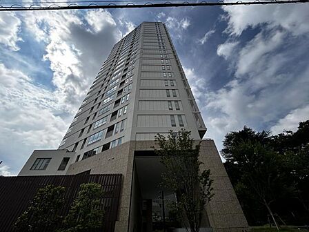 【外観】洗練された街に溶け込む外観。都市の中で、心地よい暮らしを支える存在です。