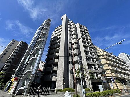 【外観】陽光をたっぷりと取り込む明るい住空間。圧迫感がなく街並みに馴染む落ち着いた佇まい。