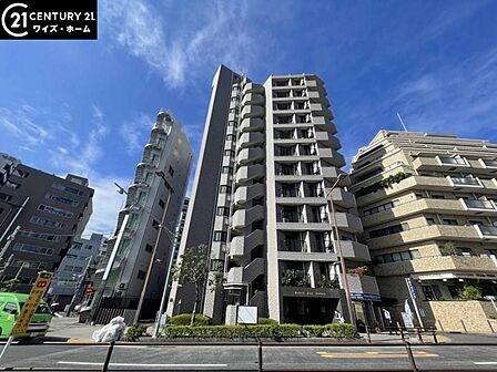 【外観】空へと伸びるシャープなライン。洗練された都市生活の象徴。