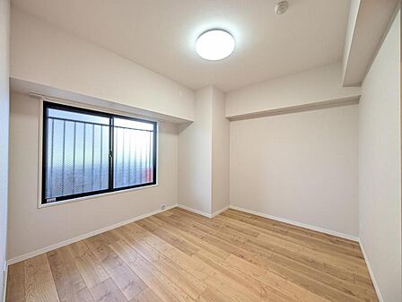 【洋室:4.8帖】ゆったりとくつろげる洋室空間です。
