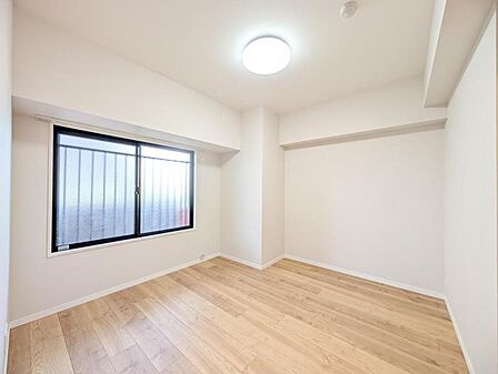 【洋室:4.8帖】採光が入りやすい明るい洋室です。