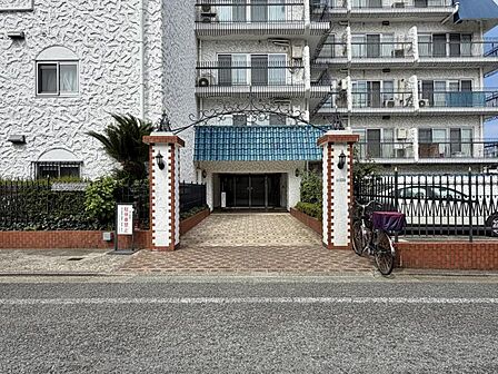 【外観】住む人や訪れる人を室内へと優しくエスコートします.