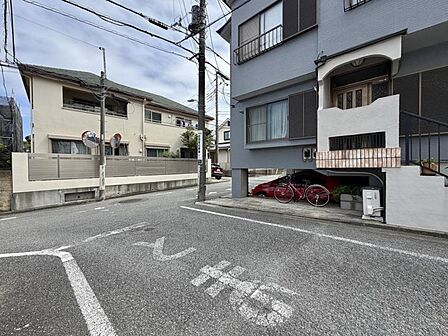 【エントランス】賑わいから離れ、落ち着いた時が流れる住環境