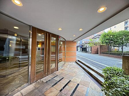 落ち着いた色合いで、周囲の街並みに馴染む外観です。