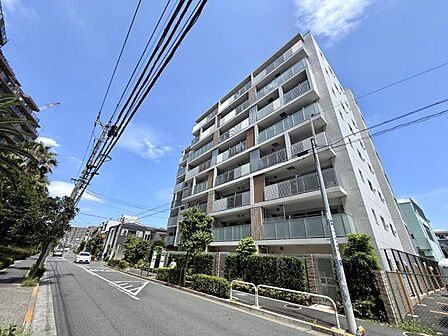 【外観】静かな住宅街に映える、端正なマンション。