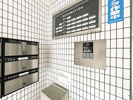 【エントランス】オートロック付きのマンションです。