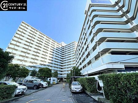 【外観】空へと伸びるシャープなライン。