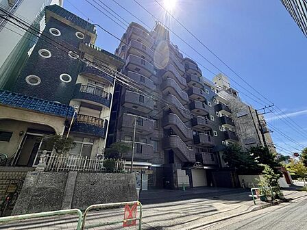 【外観】圧迫感がなく街並みに馴染む落ち着いた佇まい。
