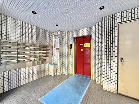 【エントランス】不在がちな方にも嬉しい宅配ボックス付きです。