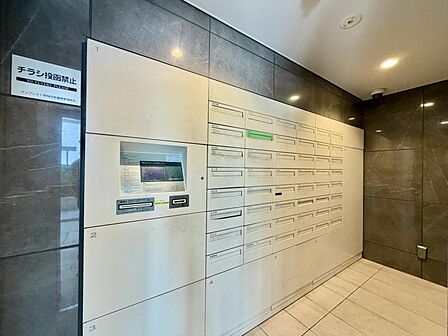【エントランス】不在時にも便利な宅配ボックスを備えています。