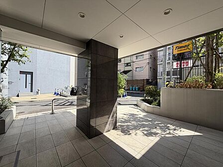 【エントランス】高級感のある佇まいのエントランスです。