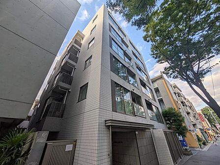 清潔感のあるシンプルな外観が魅力的な物件です。