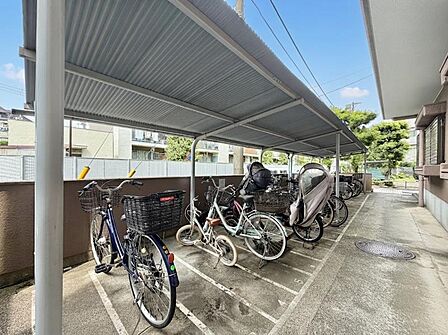 【駐輪場】敷地内に整理された駐輪場があり、愛車の保管に便利。