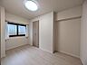 寝室：【洋室：5帖】一日の疲れをいやしてくれる主寝室。時を忘れて過ごす場所として過ごせるお部屋です。