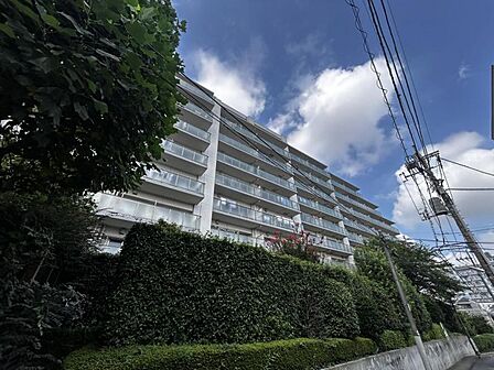 【外観】圧迫感がなく街並みに馴染む落ち着いた佇まい。
