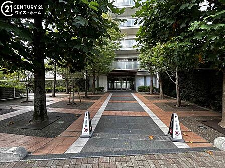 【外観】豊かな植栽に包まれたエントランスアプローチ。緑が導く我が家への道。