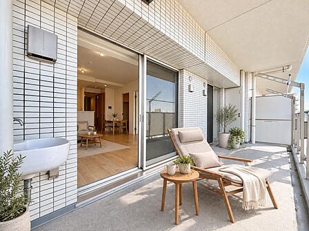 【バルコニー】広々としたバルコニーで夜風にひと息。都会の喧騒を忘れる静けさがあります。