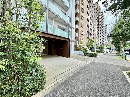 【エントランス】綺麗に整備された歩道。毎日通る道だからこそ嬉しい。