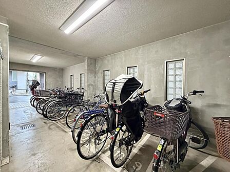 【駐輪場】 広く停めやすい駐輪場