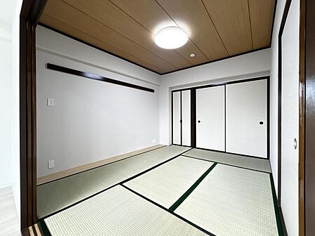 【洋室:6.1帖】明るく落ち着いた雰囲気のお部屋です。