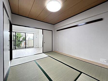 【洋室:6.1帖】シンプルな内装で家具の配置もしやすい空間です。