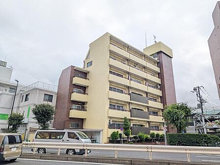 優雅さも感じられる重厚で高級感のあるエントランスです。