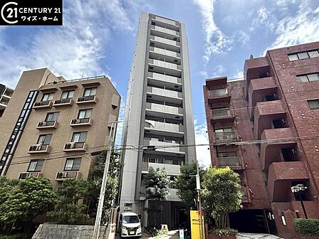 【外観】青空に映える重厚な佇まい。都心の喧騒を忘れさせる端正な外観。