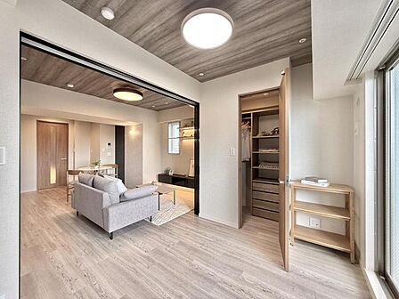 【洋室:4.7帖】シンプルで綺麗な形の居室は季節に合わせてインテリアを楽しみながらお住まいいただけます。