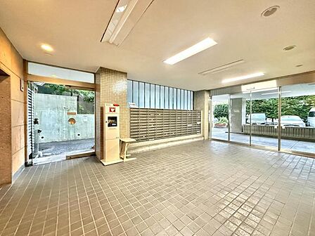 【エントランス】奥行きがあり、道路からの視線も気になりません。