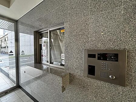 【オートロック】オートロック完備の安心感。住まう人の安全を第一に考えた設計。