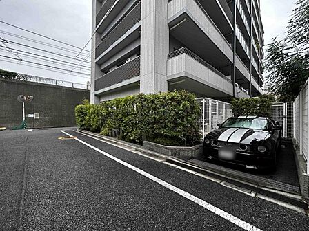 【エントランス】スッキリとした前面道路がもたらす、開放感のある住環境。
