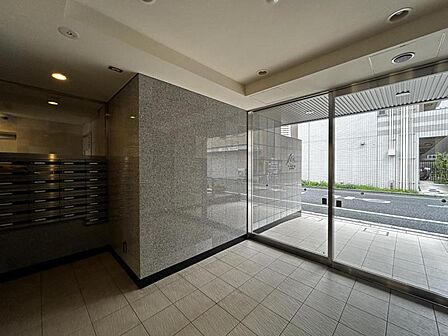【エントランス】光注ぐロビーはこのマンションの魅力のひとつです。